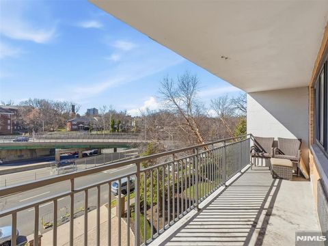 Photo of 60 Parkway Drive #4G, East Orange, NJ 07017 (MLS # 26008794)
