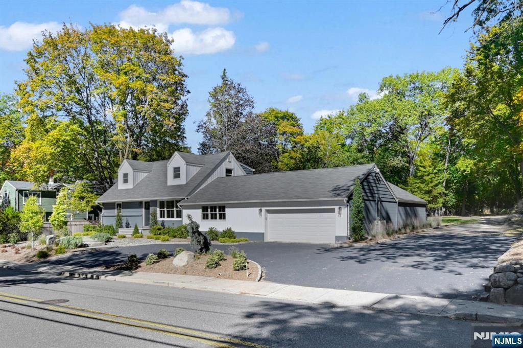 Photo of 60 Fremont Avenue, Park Ridge, NJ 07656 (MLS # 25036855)
