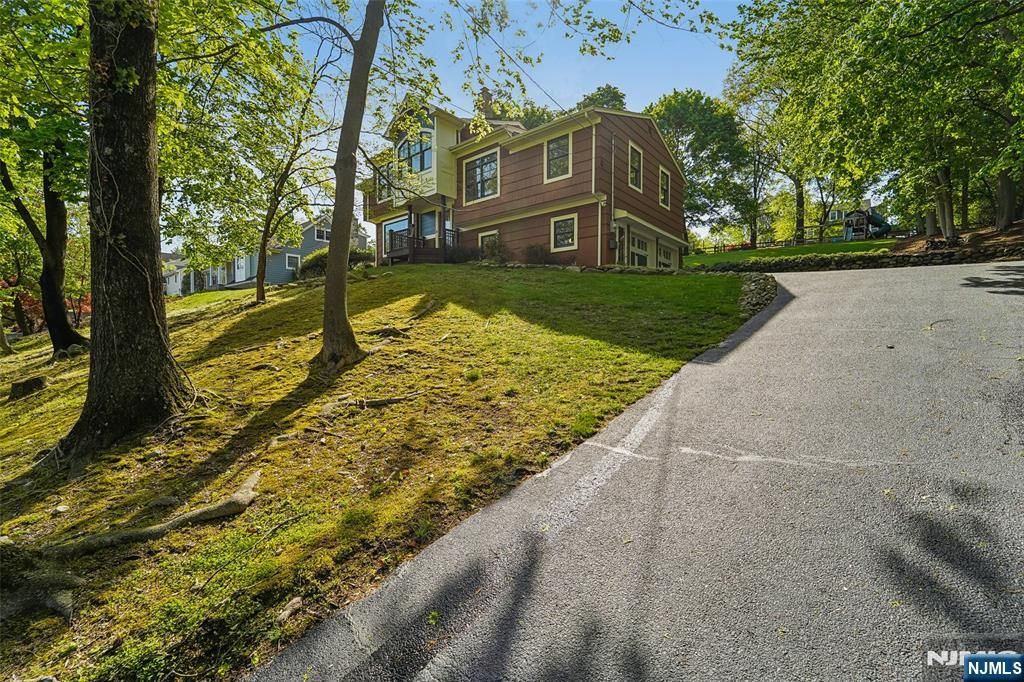 Photo of 95 Knollton Road, Allendale, NJ 07401 (MLS # 26016197)