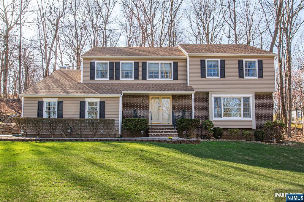 11 Timberline Drive, Roxbury Twp, New Jersey - 4 Bedrooms  
3 Bathrooms  
9 Rooms - 