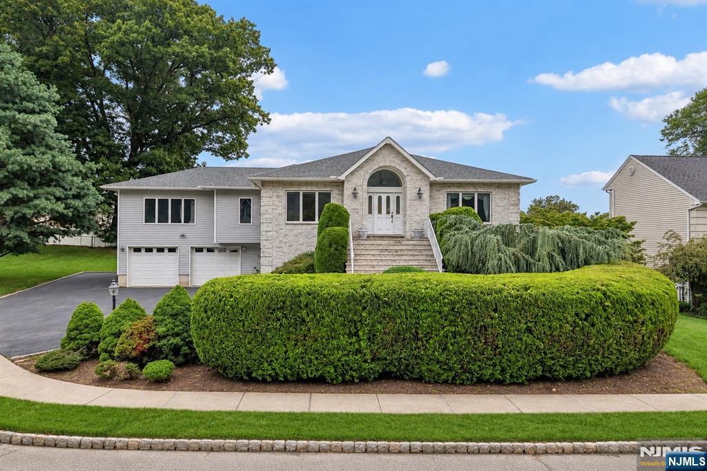 19 Brook Hollow Court