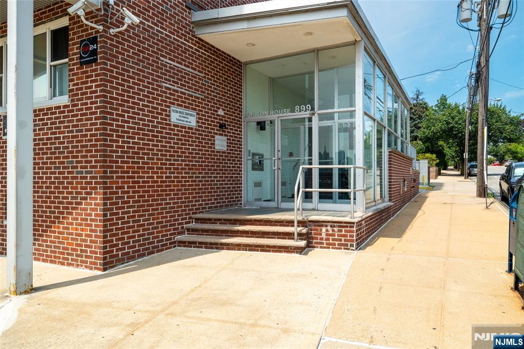 899 Boulevard East 4O