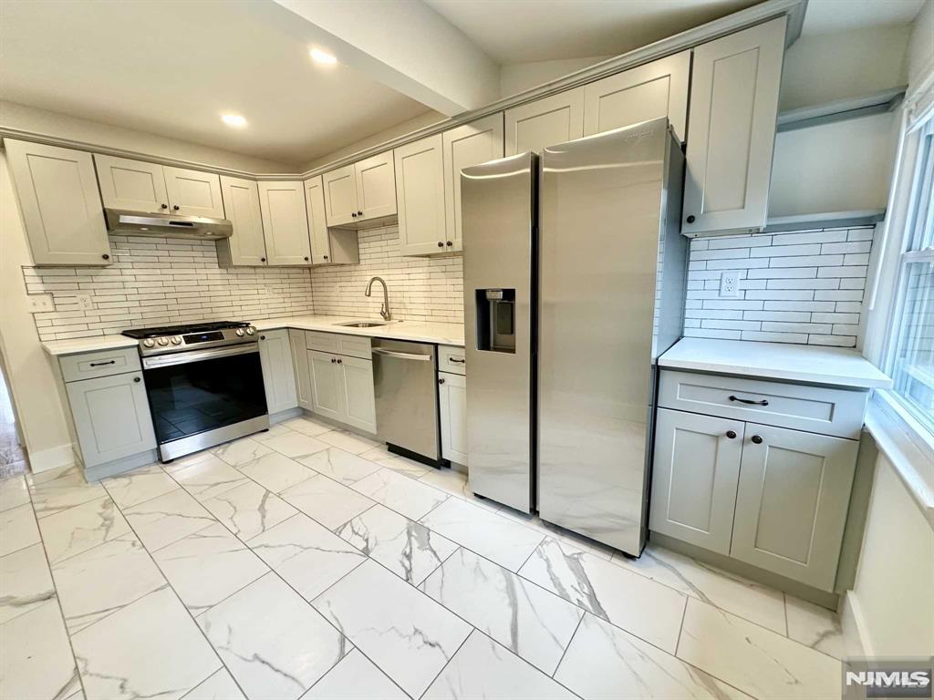 Rental Property at 46 Brookfield 2, Montclair, New Jersey - Bedrooms: 3 
Bathrooms: 1 
Rooms: 7  - $3,850 MO.