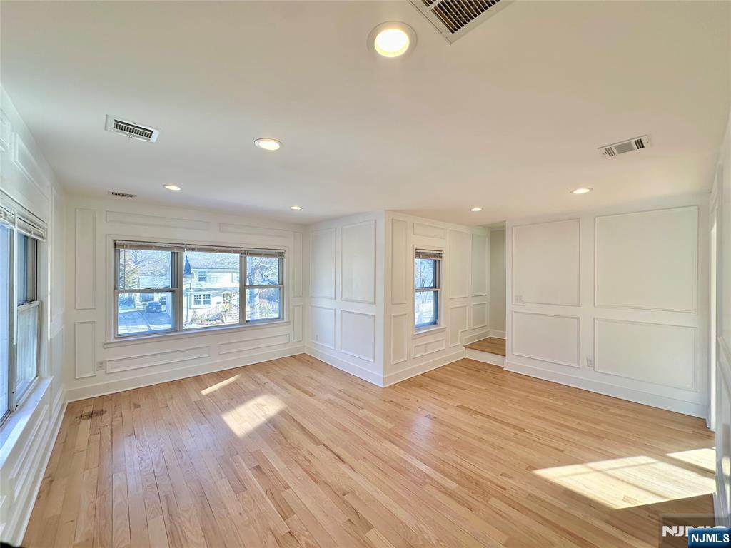 Rental Property at 46 Brookfield 2, Montclair, New Jersey - Bedrooms: 3 
Bathrooms: 1 
Rooms: 7  - $3,850 MO.