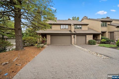 Photo of 8 Sandburg Court, Mahwah, NJ 07430 (MLS # 25034908)