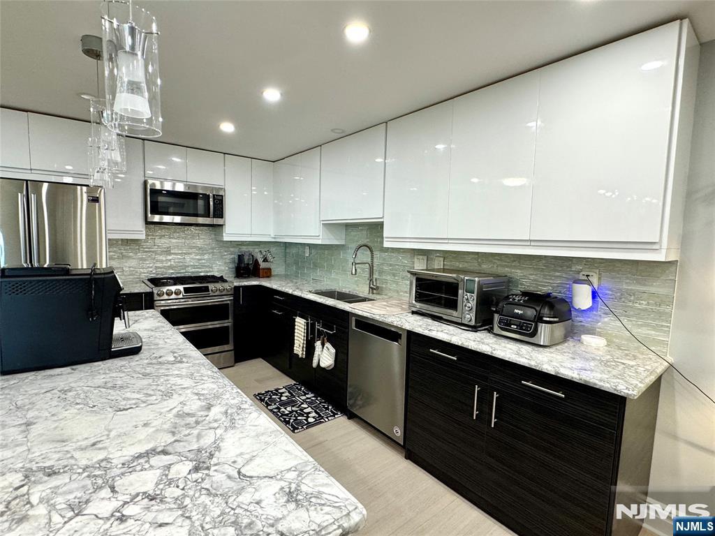 2185 Lemoine Avenue 6J