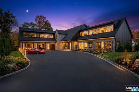 Photo of 8 Flintlock Court, Totowa, NJ 07512 (MLS # 26033211)