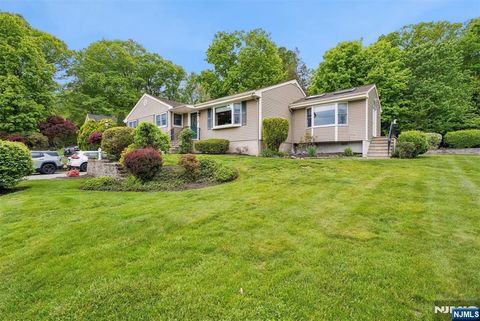 Photo of 6 Waters Edge, Kinnelon, NJ 07405 (MLS # 26017797)