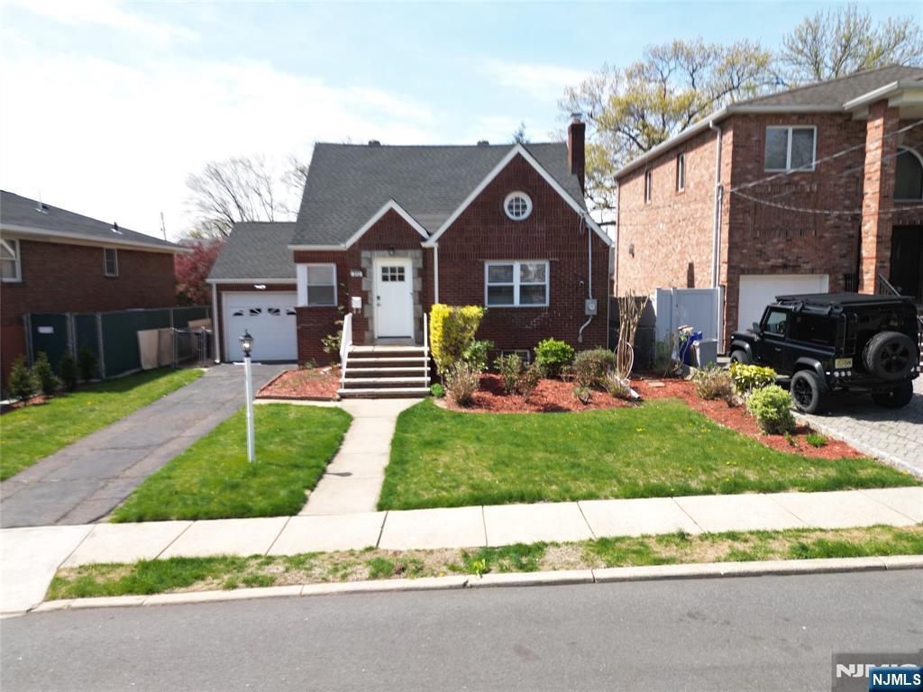 212 Mohegan Way, Fort Lee, New Jersey - 3 Bedrooms  
3 Bathrooms  
8 Rooms - 