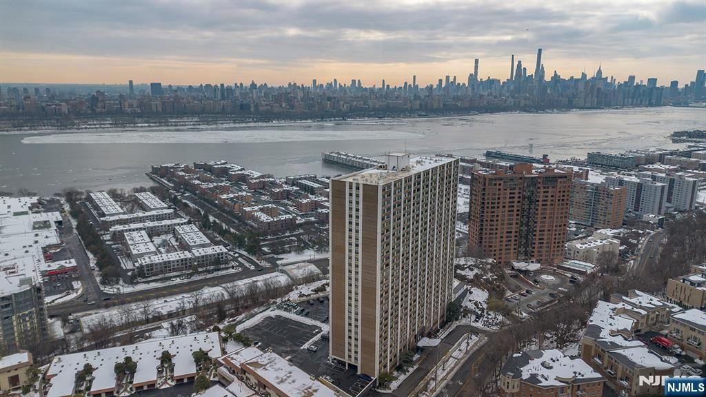 Photo of 250 Gorge Road #8J, Cliffside Park, NJ 07010 (MLS # 26003095)