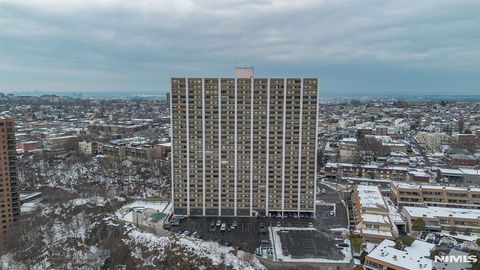 Photo of 250 Gorge Road #8J, Cliffside Park, NJ 07010 (MLS # 26003095)