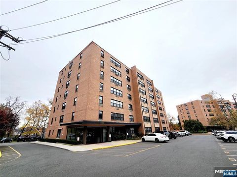 Photo of 2352 Linwood Ave #6A, Fort Lee, NJ 07024 (MLS # 26002940)