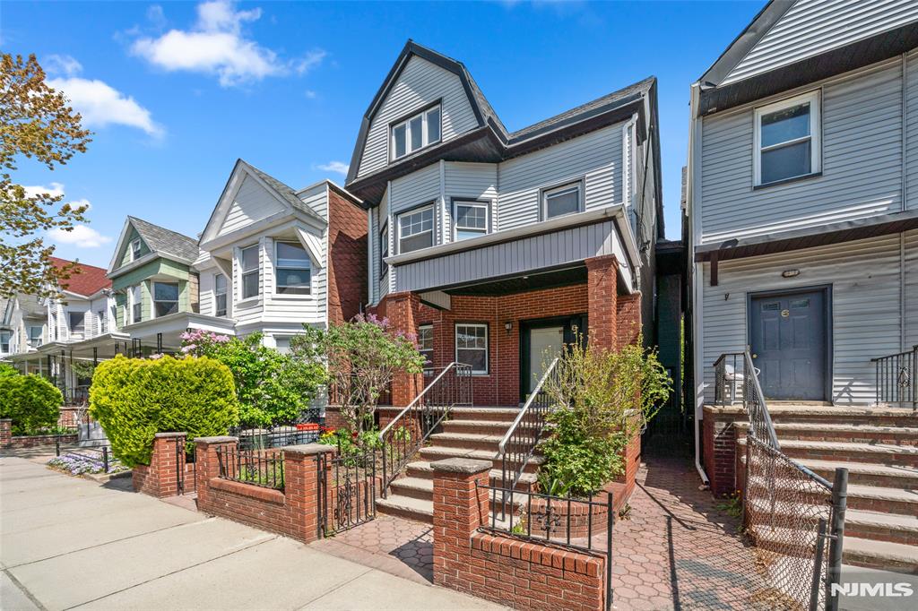 8 Cooper Pl 2nd Fl, Weehawken, New Jersey - 3 Bedrooms  
1 Bathrooms  
6 Rooms - 