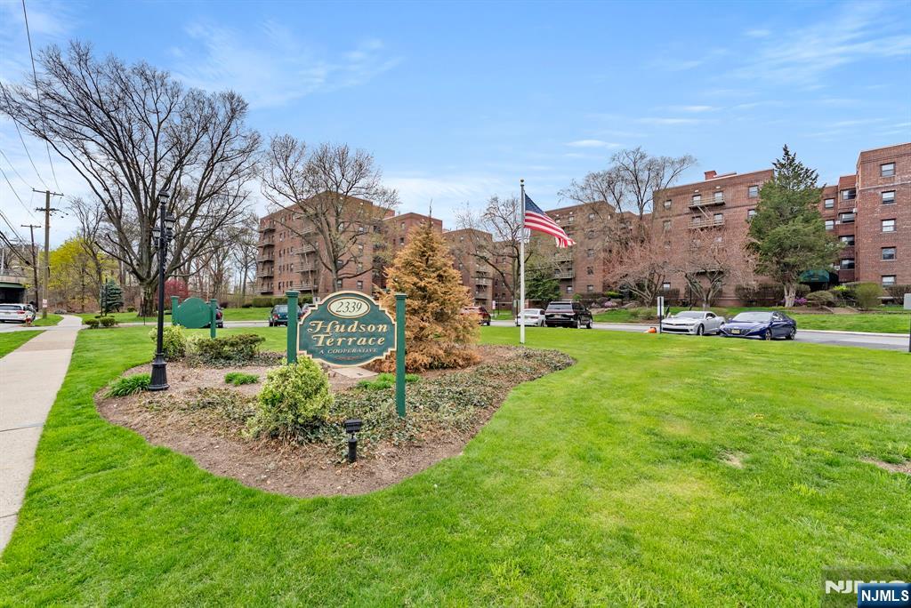 Property for Sale at 2339 Hudson Terrace D3, Fort Lee, New Jersey - Bedrooms: 1 
Bathrooms: 1  - $249,000