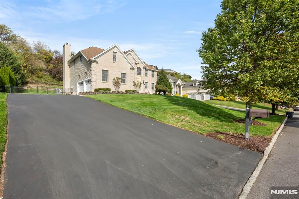 Photo of 107 Hamilton Trail, Totowa, NJ 07512 (MLS # 25037363)