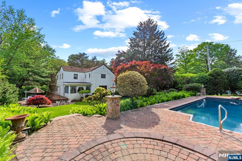 Property for Sale at 6 Isabella Way, Demarest, New Jersey - Bedrooms: 3 
Bathrooms: 4 
Rooms: 9  - $1,099,000