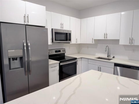 Photo of 1685 Bergen BLVD #412, Fort Lee, NJ 07024 (MLS # 26040509)