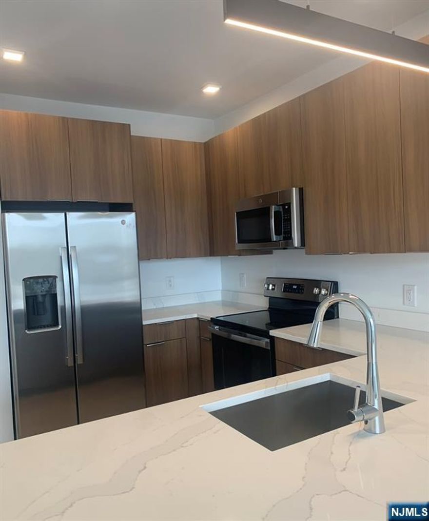 Brand new construction! 300 State is an ultra luxury community with a super location within minutes to NYC. Features include: 24 hr. fitness center, resident lounge, conference room, secured garage parking, 9 foot ceilings, in unit washer/dryer and pet friendly. Best priced brand new construction in Bergen County. The building offers a variety of spacious studio, one and two bedroom apartments.