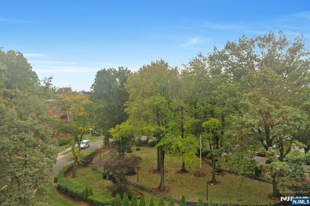 2350 Linwood 5C