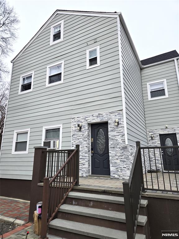 33 Arcadian Ave 2, Paramus, New Jersey - 3 Bedrooms  
3 Bathrooms  
8 Rooms - 