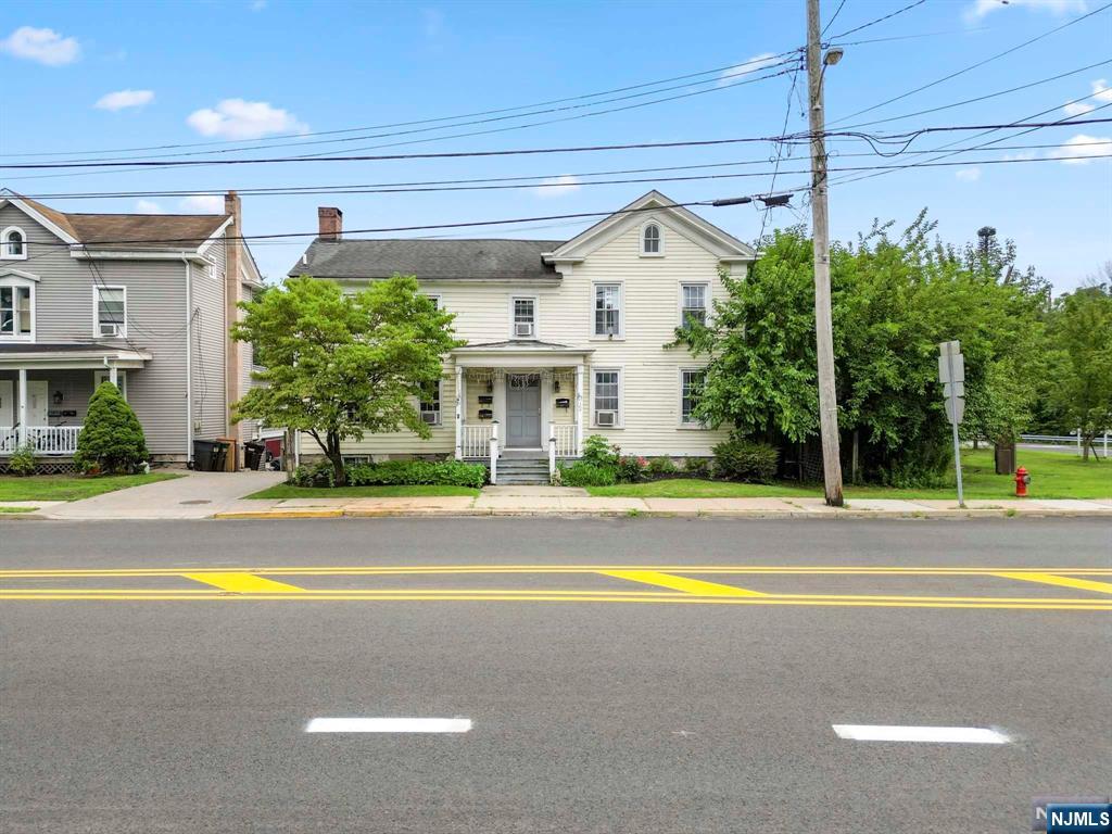 711271 W Main Street, Clinton Town, New Jersey - 4 Bedrooms  
4 Bathrooms  
5 Rooms - 