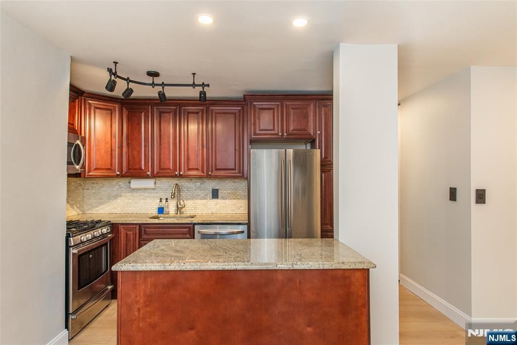 Photo of 1 Wall Street #1E, Fort Lee, NJ 07024 (MLS # 25044246)