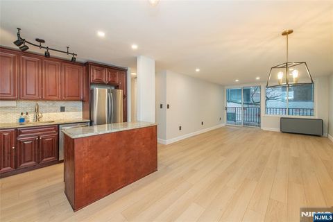 Photo of 1 Wall Street #1E, Fort Lee, NJ 07024 (MLS # 25044246)