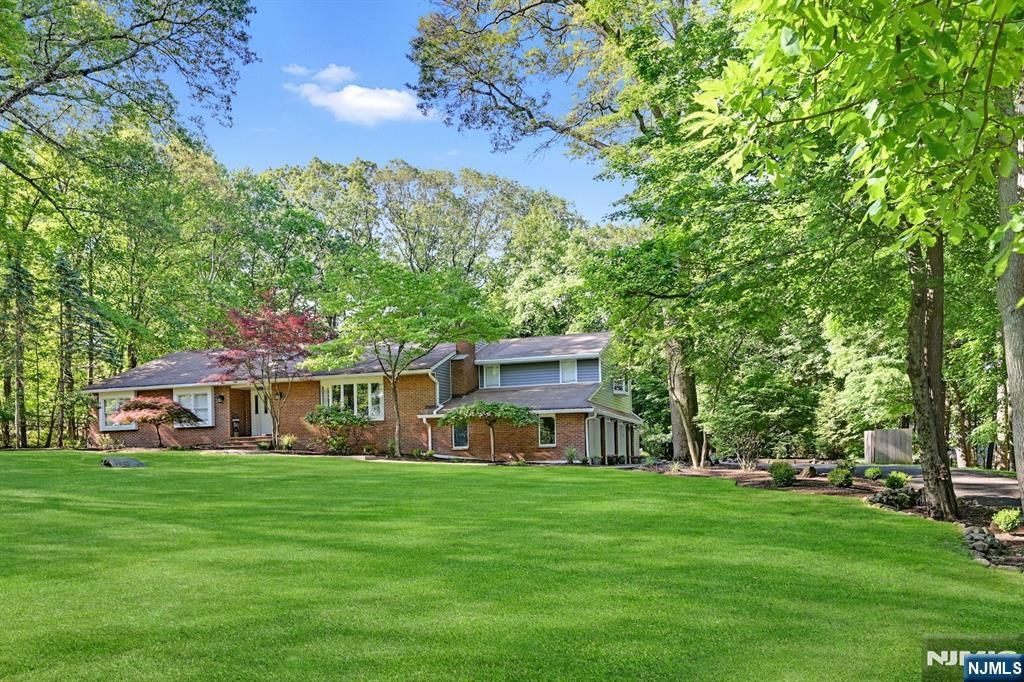 Photo of 12 Hidden Glen Rd, Upper Saddle River, NJ 07458 (MLS # 25024680)