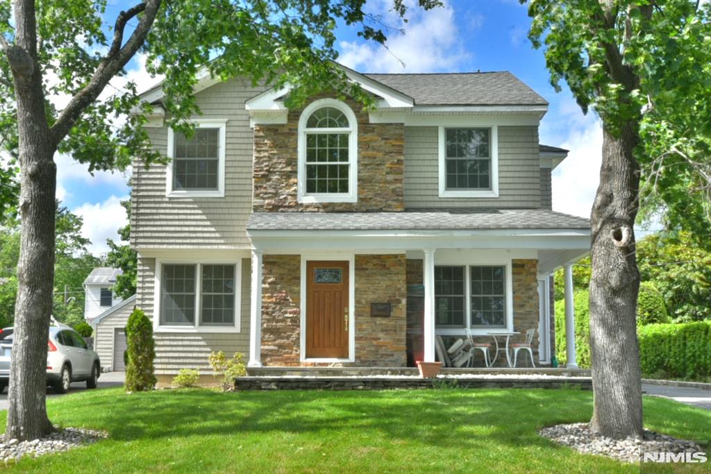Property for Sale at 25 Long Avenue, Mahwah, New Jersey - Bedrooms: 4 
Bathrooms: 3 
Rooms: 8  - $799,999