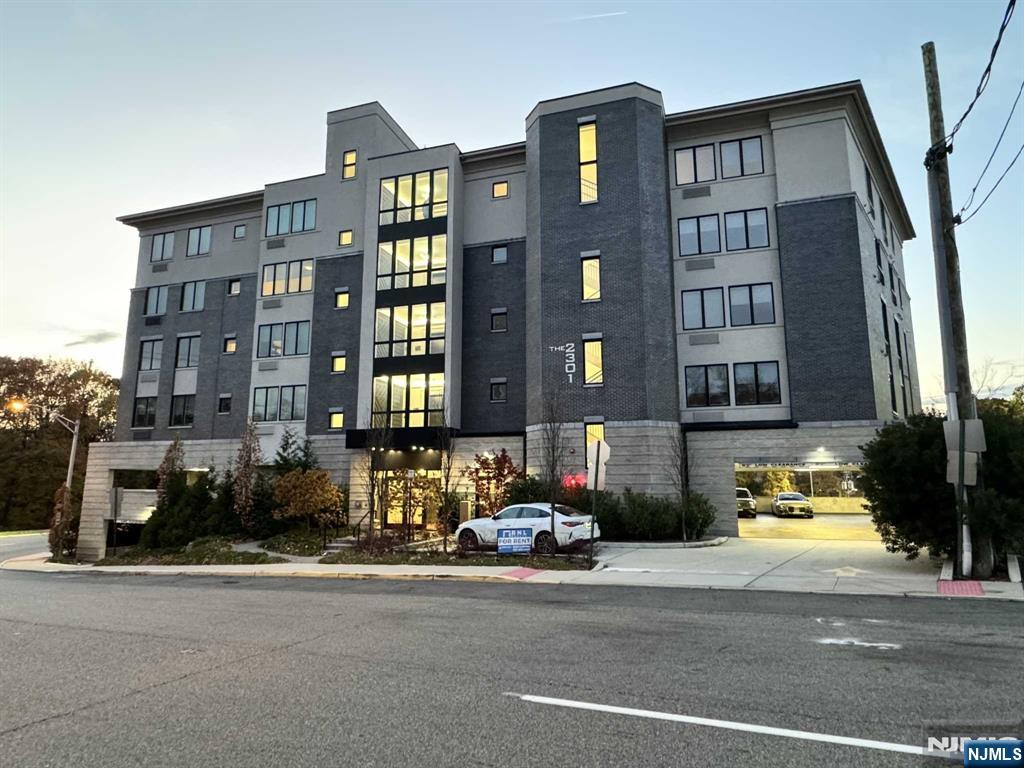 2301 Lemoine Ave 403, Fort Lee, New Jersey - 1 Bedrooms  
1 Bathrooms  
4 Rooms - 