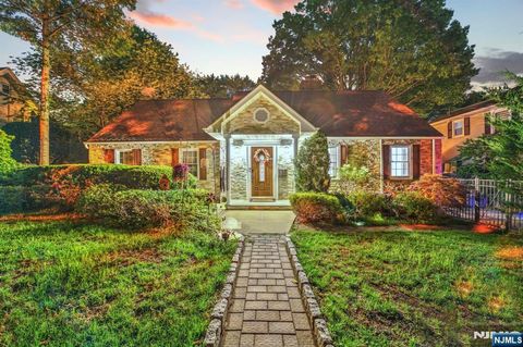 Photo of 181 Lakeview Avenue, Leonia, NJ 07605 (MLS # 25027261)