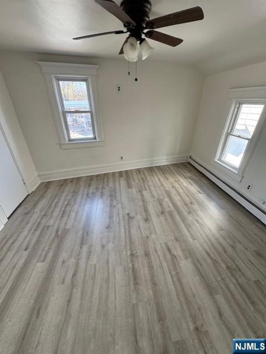 Well-maintained 1-bedroom apartment featuring a functional and inviting layout. This unit offers a spacious living room, separate dining area, and a well-kept kitchen. The bedroom is spacious with good natural light. A great opportunity to enjoy convenient and comfortable living in a thoughtfully designed space.