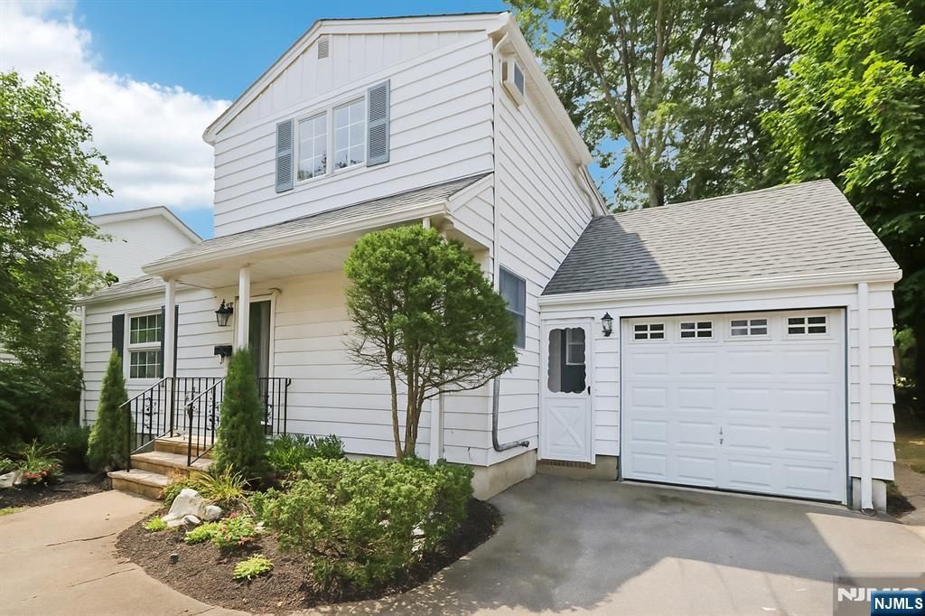 Photo of 674 Ackerman Avenue, Glen Rock, NJ 07452 (MLS # 25025316)