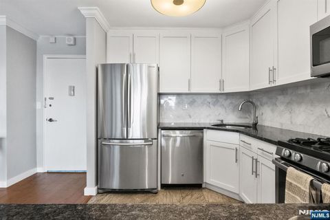 Photo of 2000 Linwood Avenue #15P, Fort Lee, NJ 07024 (MLS # 26023368)