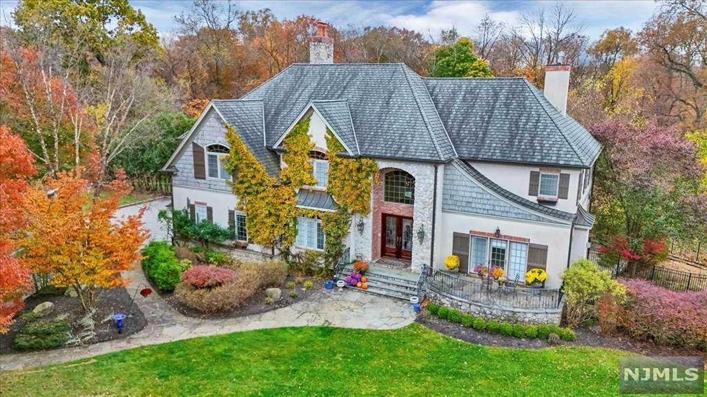 Property for Sale at 10 Stone Meadows Lane, Mahwah, New Jersey - Bedrooms: 5 
Bathrooms: 5 
Rooms: 17  - $2,199,000