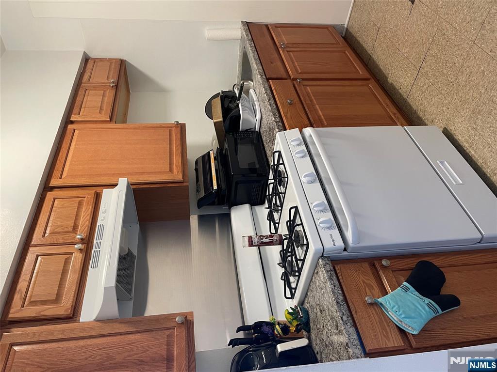 Rental Property at 101 Center 12, Clifton, New Jersey - Bedrooms: 1 
Bathrooms: 1 
Rooms: 4  - $1,425 MO.