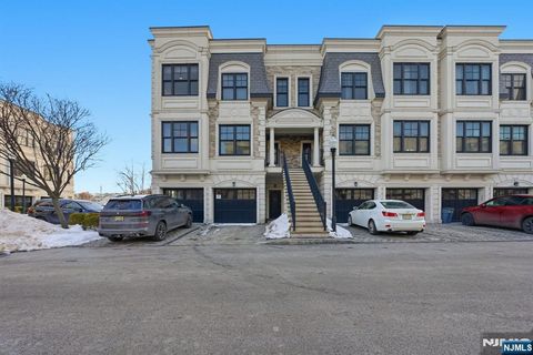 Photo of 35 Marquis Court, Edgewater, NJ 07020 (MLS # 26004461)