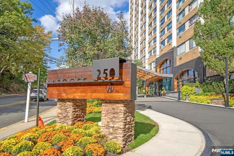 Photo of 250 Gorge Road #10 J, Cliffside Park, NJ 07010 (MLS # 26029264)