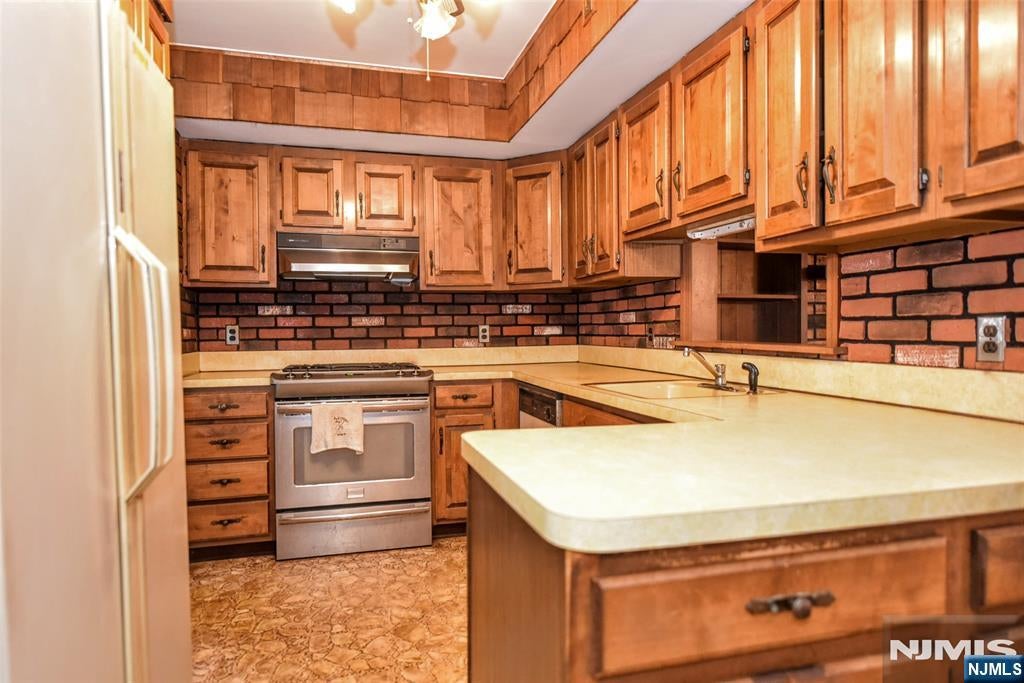 4 Demartini Place