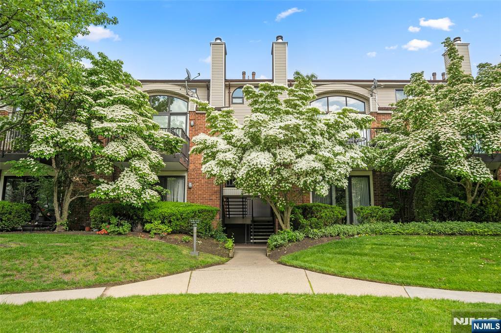 9 Carlyle Court, Teaneck, New Jersey - 2 Bedrooms  
2 Bathrooms - 