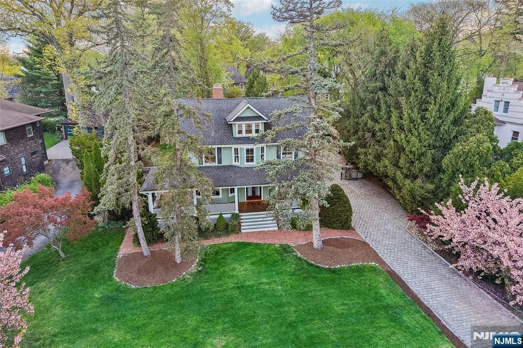 Photo of 130 N Maple Avenue, Ridgewood Village, NJ 07450 (MLS # 26012068)