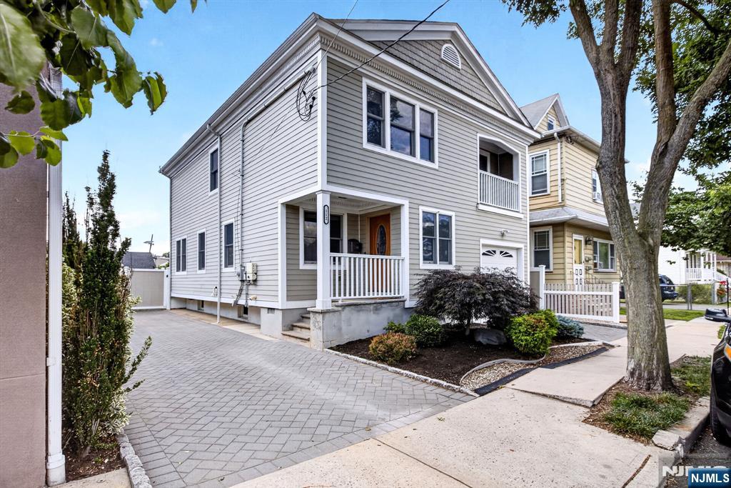 112 Hathaway Street