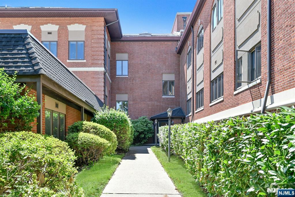 27 W Clinton Avenue 2-M