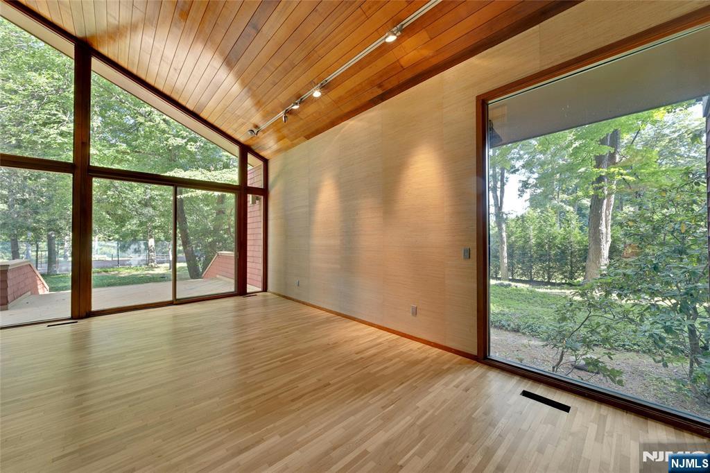 262 W Saddle River Road