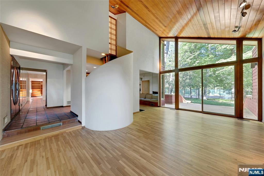 262 W Saddle River Road