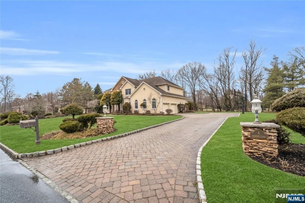 Photo of 1 Sherwood Court, Old Tappan, NJ 07675 (MLS # 26007264)