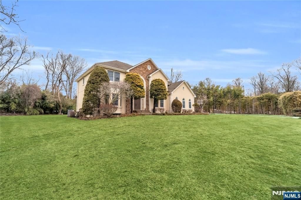 Photo of 1 Sherwood Court, Old Tappan, NJ 07675 (MLS # 26007264)