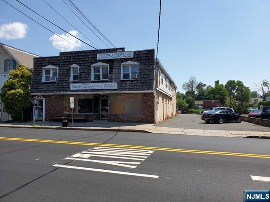 FREE STANDING BUILDING IN A GREAT LOCATION WITH HIGH VISIBILITY AND HEAVY TRAFFIC ON RIVER RD. PREVIOUSLY USED AS DELI/SUPERMARKET. DALI/RESTAURANT, SUITABLE FOR A WIDE RANGE OF BUSINESSES, POSSIBLE RESTAURANT, RETAIL, OFFICE, MEDICAL, ETC.. APPROX. 3200+ SQFT ON MAIN LEVEL AS WELL AS A FULL BASEMENT. $6,000 PER MONTH RENT TRIPLE NET