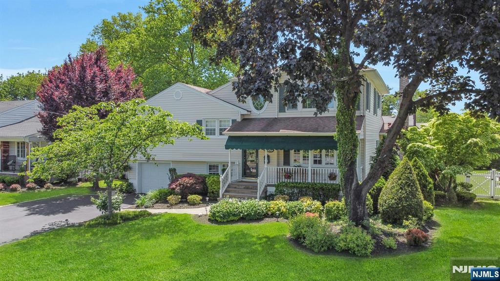 Property for Sale at 31 Woodvale Road, Glen Rock, New Jersey - Bedrooms: 4 
Bathrooms: 3 
Rooms: 8  - $979,000