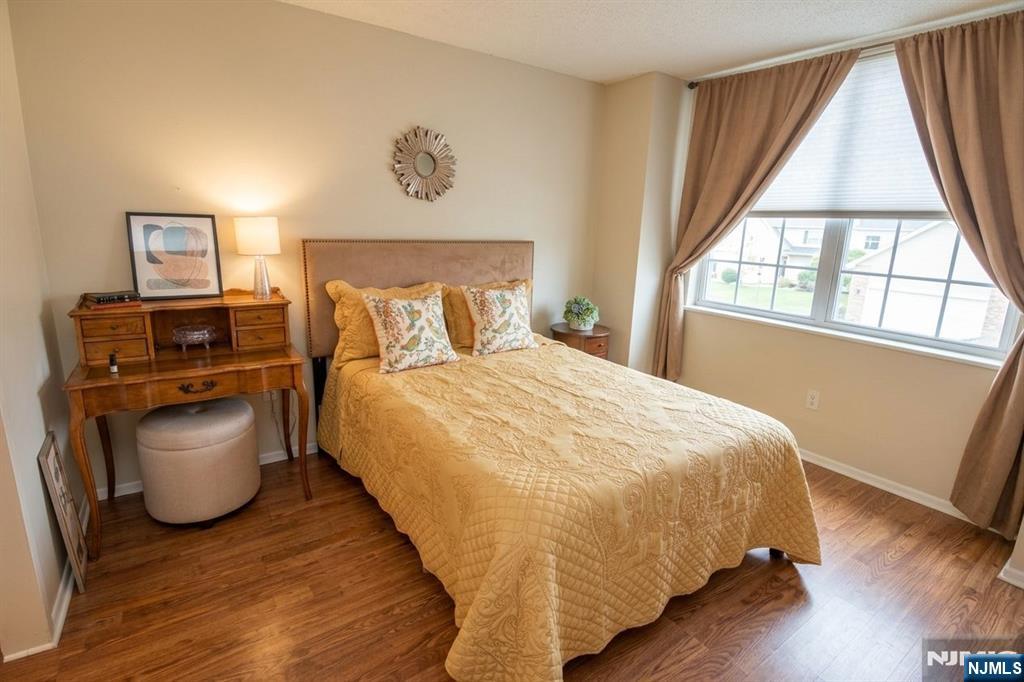 1033 Harmon Cove Tower